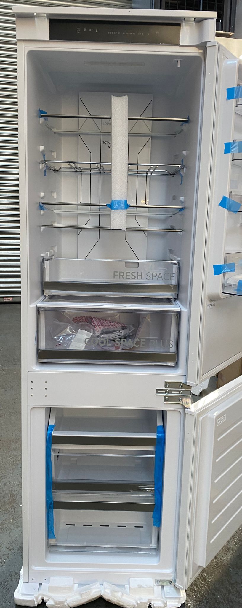 Hoover Fridge freezer -70:30 Built-in Frost free-White-HOBT5518EWK-1811