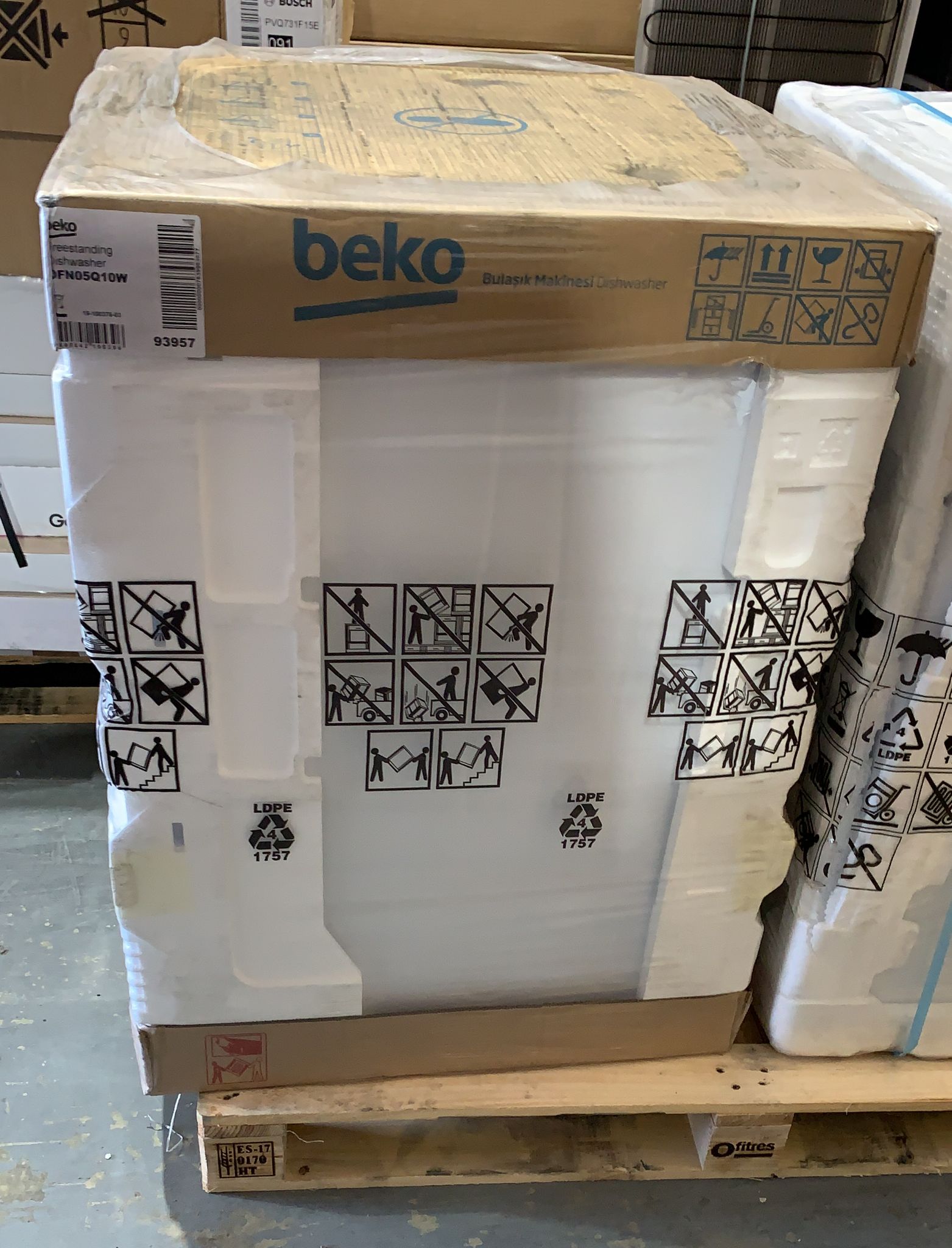 Beko DFN05Q10W Freestanding White Full size Dishwasher 5396