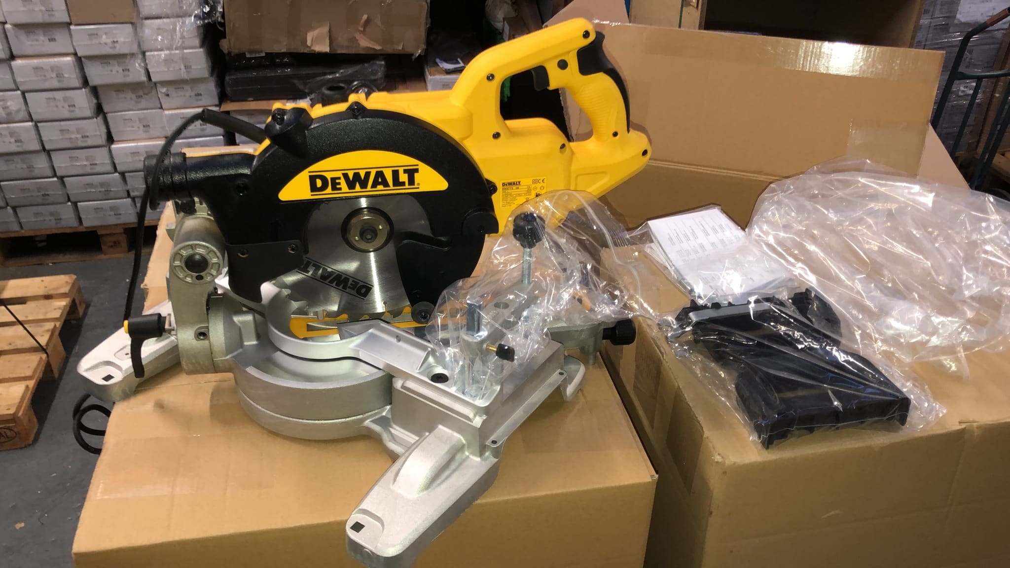 DeWalt DWS773-GB 1300W 240V 216mm Corded Compound Mitre Saw 6244