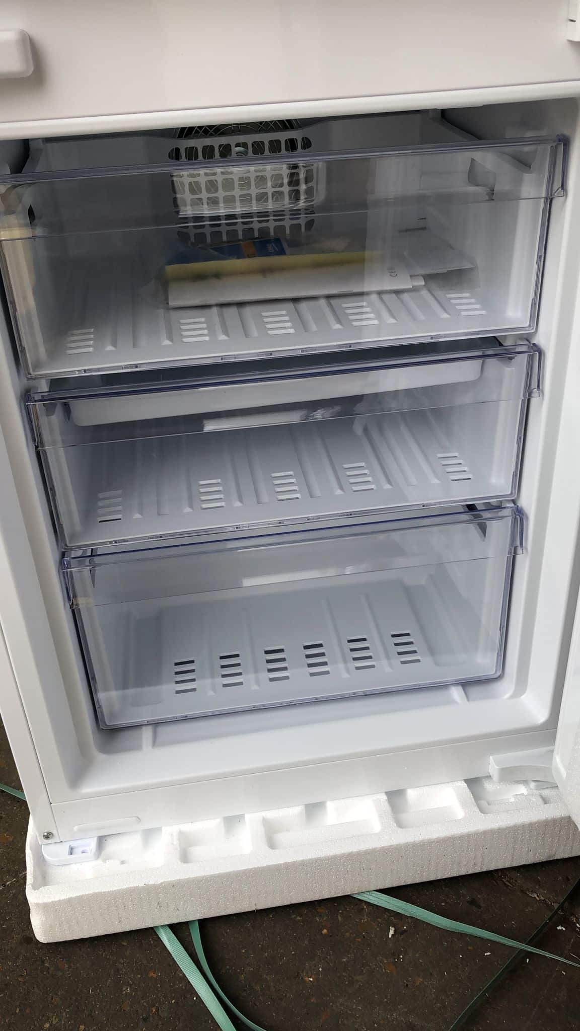 Beko Fridge freezer-70:30 Integrated Frost free-White--4614