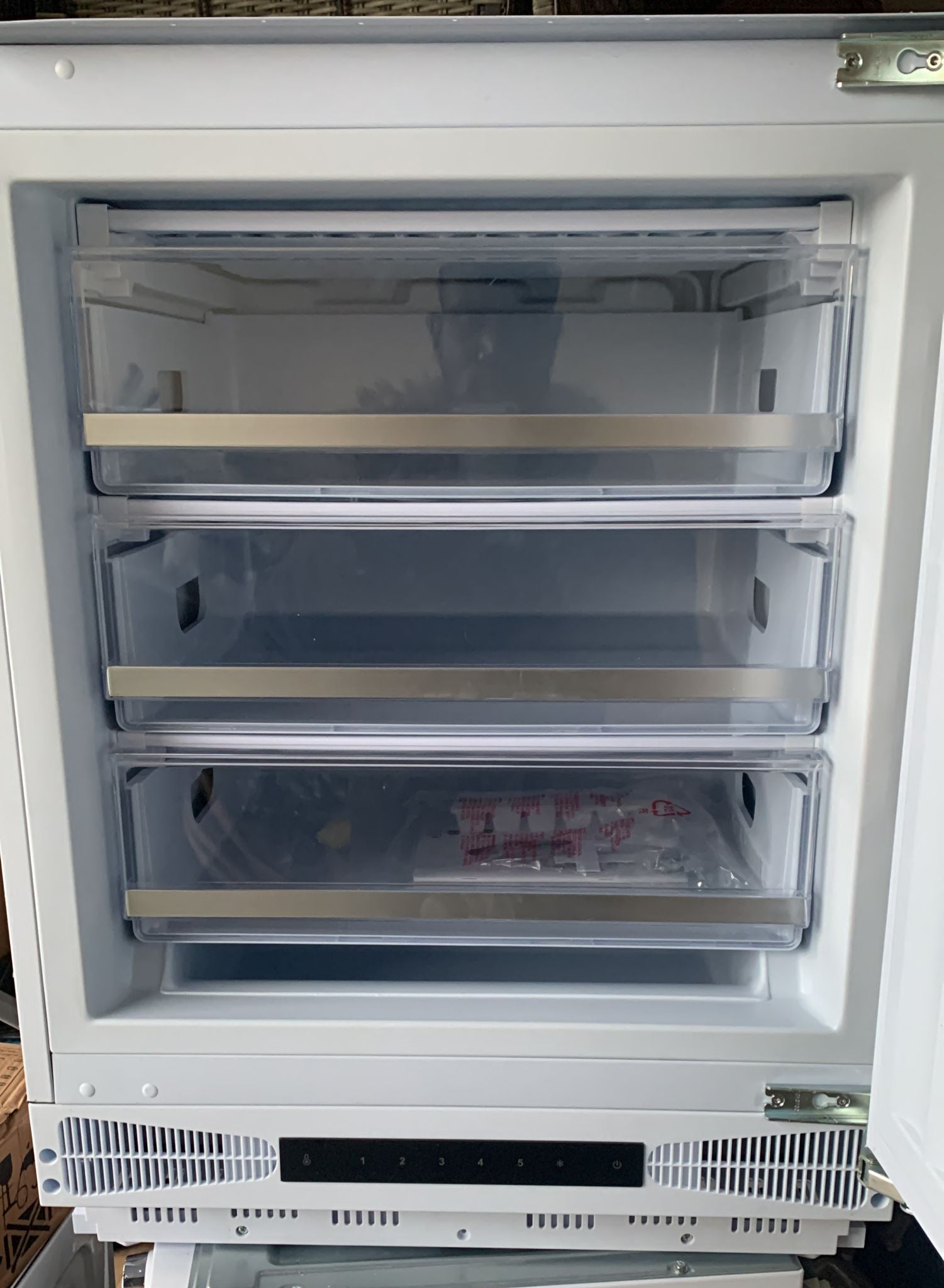 BUFZUK Integrated Manual defrost Freezer - Gloss white- 9569