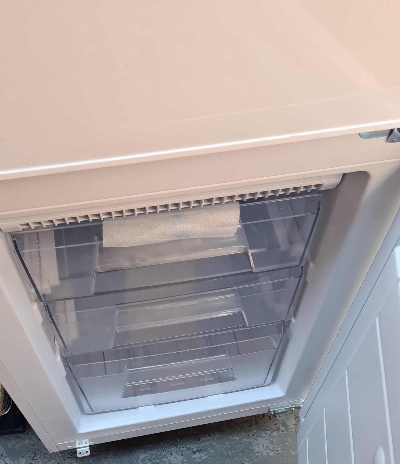 GoodHome Automatic defrost Fridge freezer-Integrated- White-GHBI7030FFUK-9538D